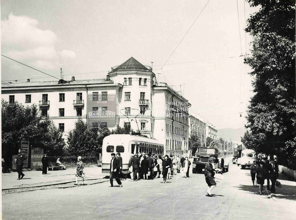 Улица им. П. П. Аносова. Остановка трамвая Вокзал. 1968 год.